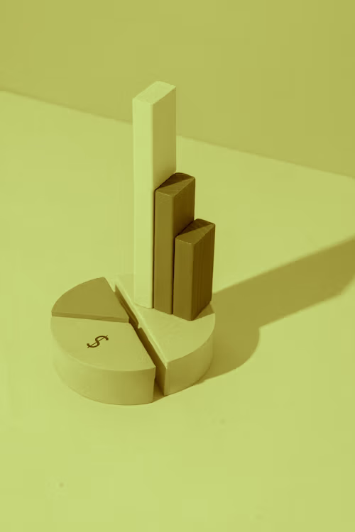 Blocchi di legno minimalisti, concetto di calcolo finanziario concettuale, economia vintage